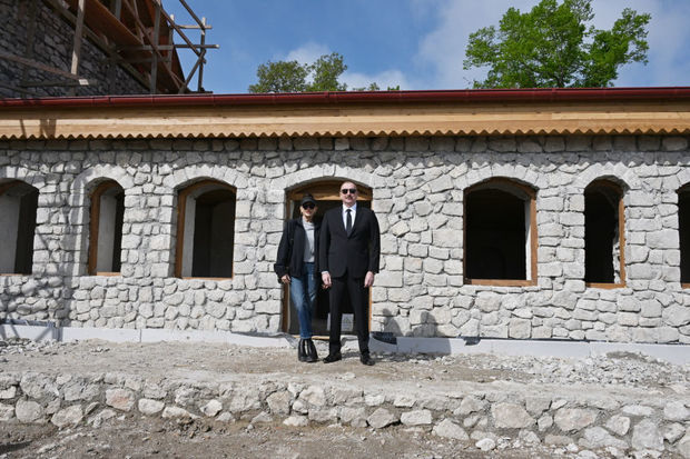 Ильхам Алиев и Мехрибан Алиева ознакомились с ходом работ в Доме-музее Узеира Гаджибейли в Шуше - ФОТО
