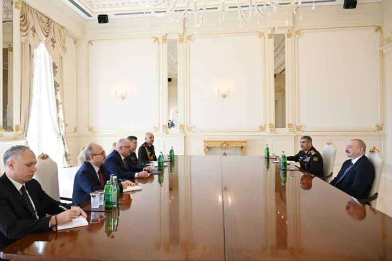 Президент Азербайджана принял министра национальной обороны Турции
 