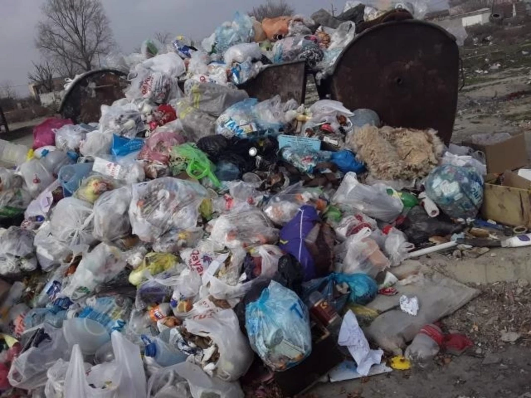 В Огузе привлечены к ответственности лица, выбрасывающие бытовые отходы вне урн