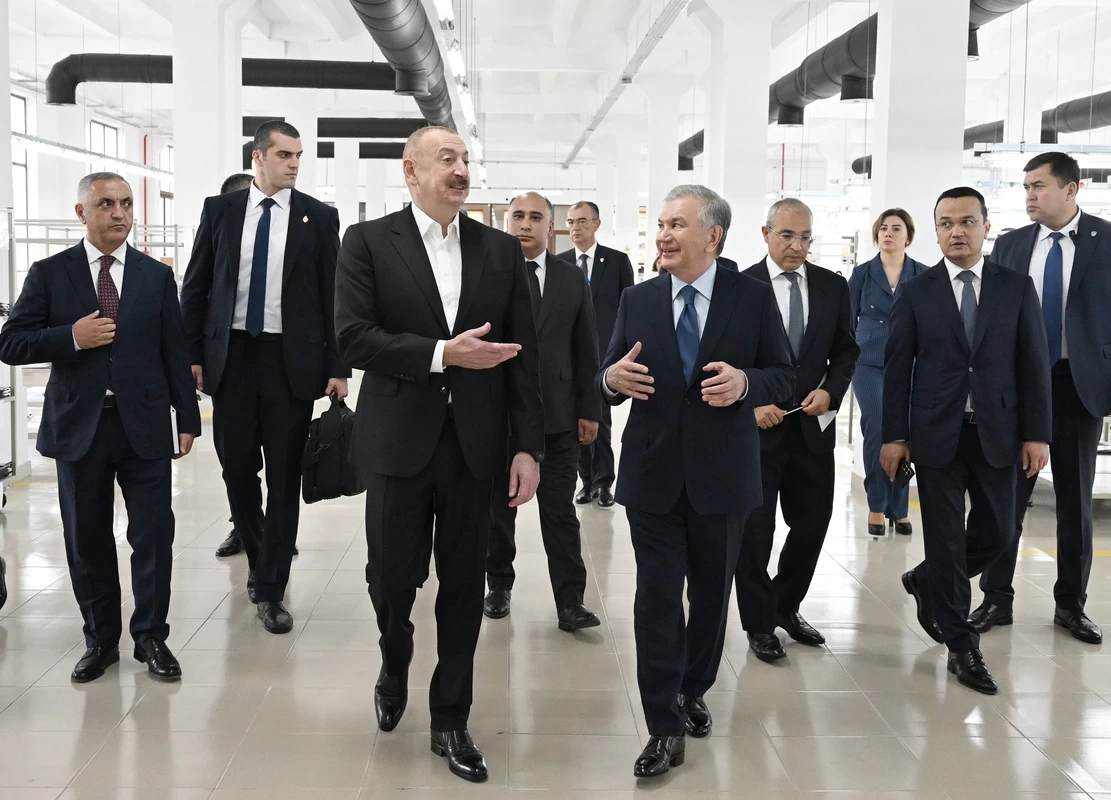 Президенты Азербайджана и Узбекистана ознакомились с деятельностью швейной фабрики в Ханкенди
 