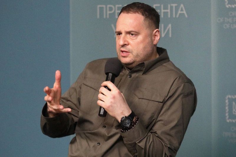 Ермак призвал критиков Зеленского отправиться на фронт
 