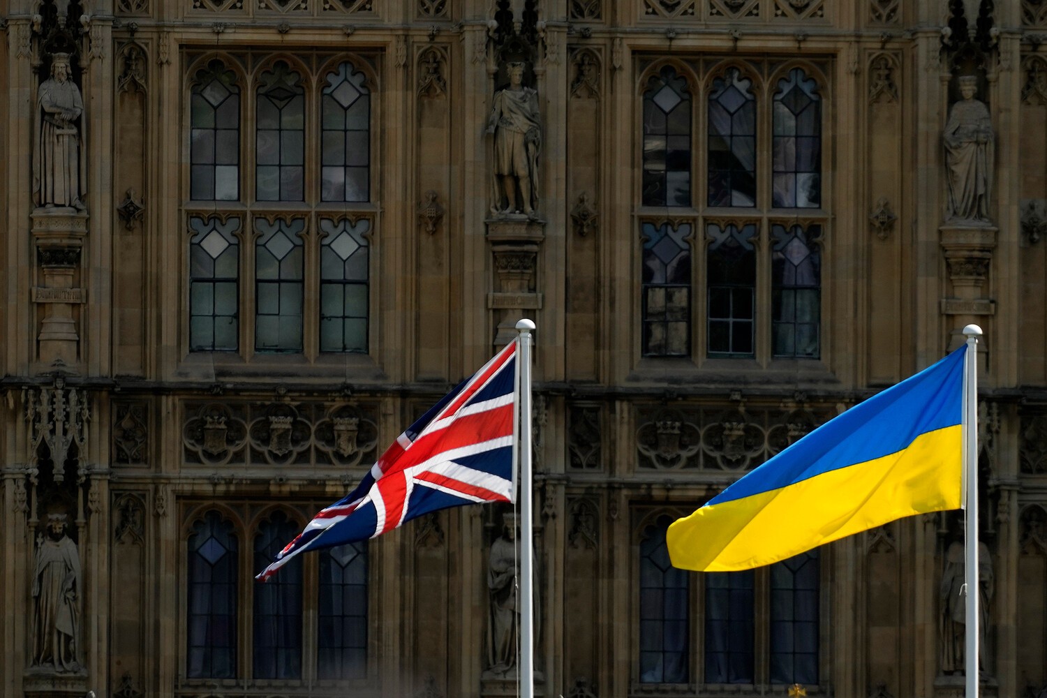 Bloomberg: Британия рассматривает возможность покупки вооружений США для Украины
 