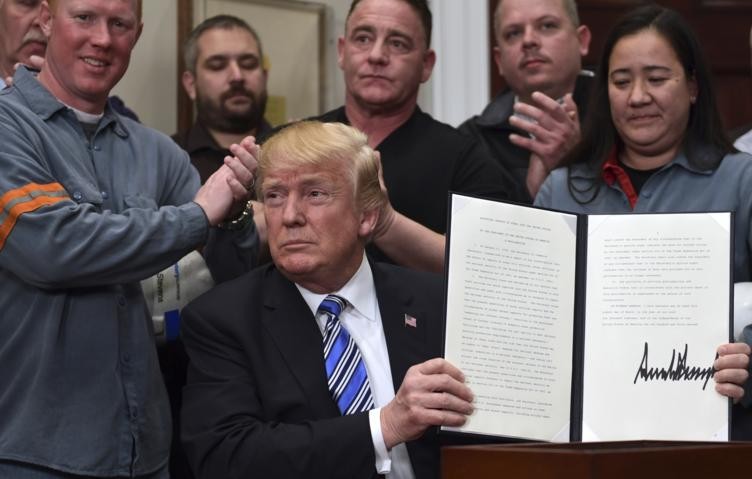 В Белом доме считают, что Европа "встала на колени" перед Трампом, заключив сделку
 