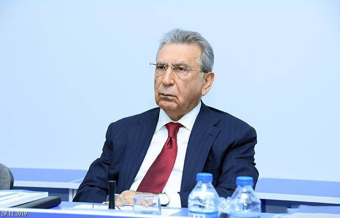 Рамиз Мехтиев оборудовал на своей вилле конференц-зал и установил трибуну  
 