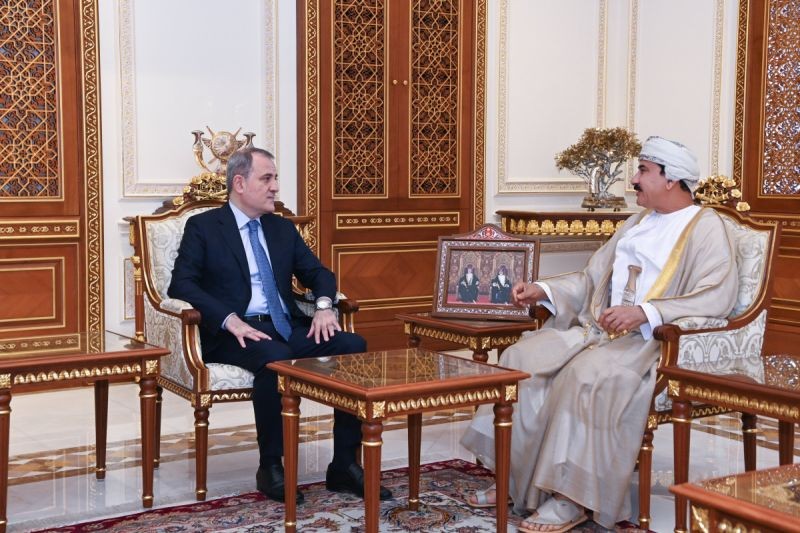 Джейхун Байрамов встретился с министром Королевского офиса Омана