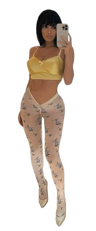 Бьянка Цензори снялась в бюстгальтере с конусами и лосинах  
 