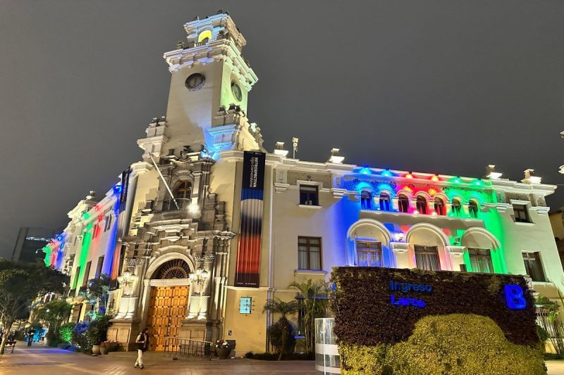 Здание мэрии в Лиме освещено цветами азербайджанского флага
 