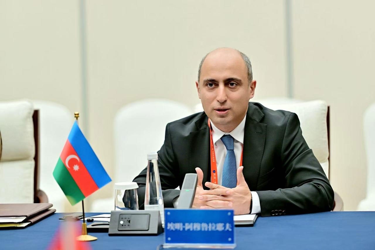 Эмин Амруллаев объяснил причину невыплаты надбавок учителям, прошедшим сертификацию
 