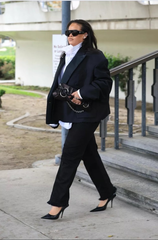 Рианна посетила загс после рождения третьего ребенка
 