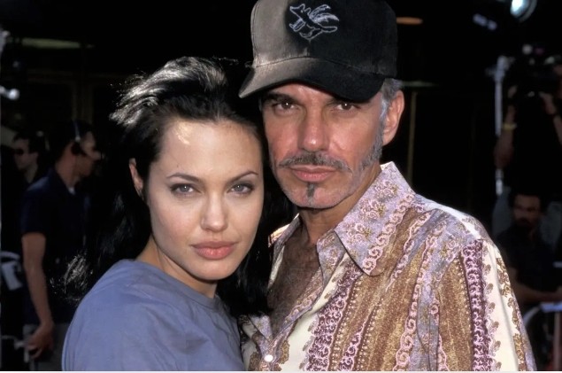 Бывший муж Анджелины Джоли объяснил, зачем носил флакон с ее кровью
 