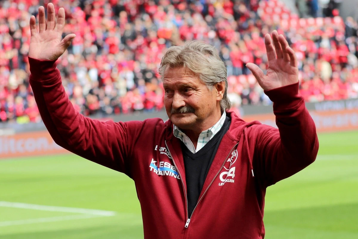 Умер чемпион мира в составе сборной ФРГ Дитер Херцог
 