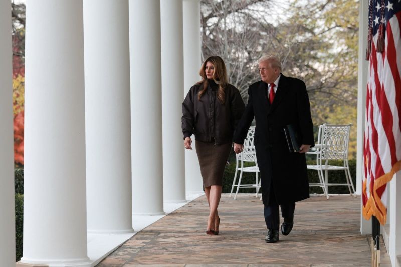 Мелания Трамп восхитила фанатов выходом в бомбере и облегающей юбке
 