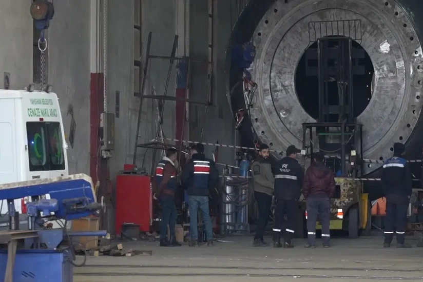 В Турции двое рабочих погибли, зажатые под листом металла
 