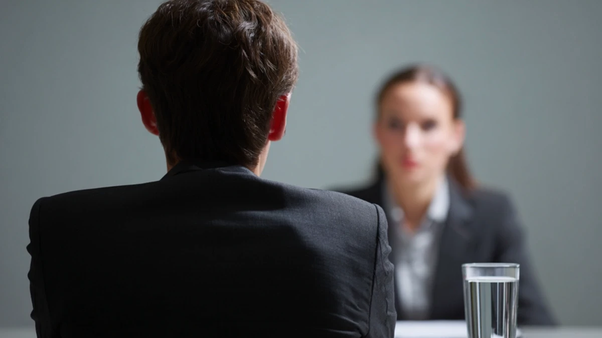 Французский чиновник подливал соискательницам мочегонное на собеседовании: пострадали сотни женщин
 