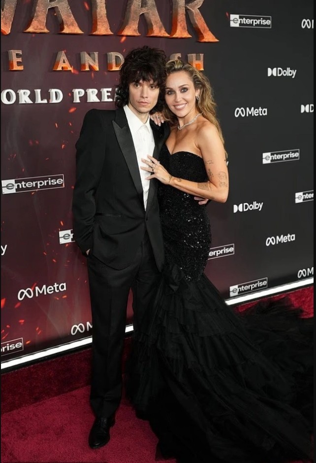 Майли Сайрус намекнула на помолвку с музыкантом Максом Морандо
 