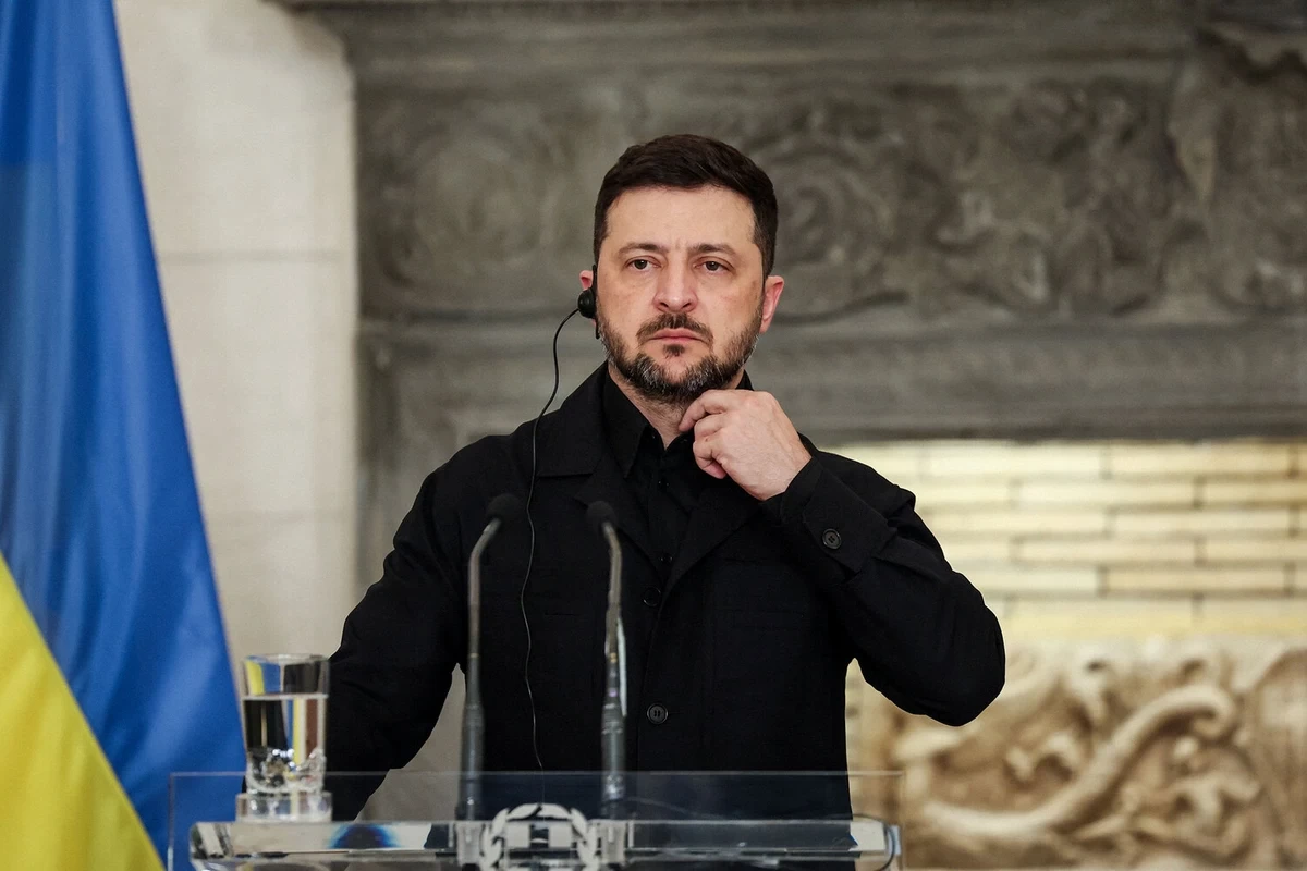 Киев подтвердил появление неизвестных дронов у самолета Зеленского
 