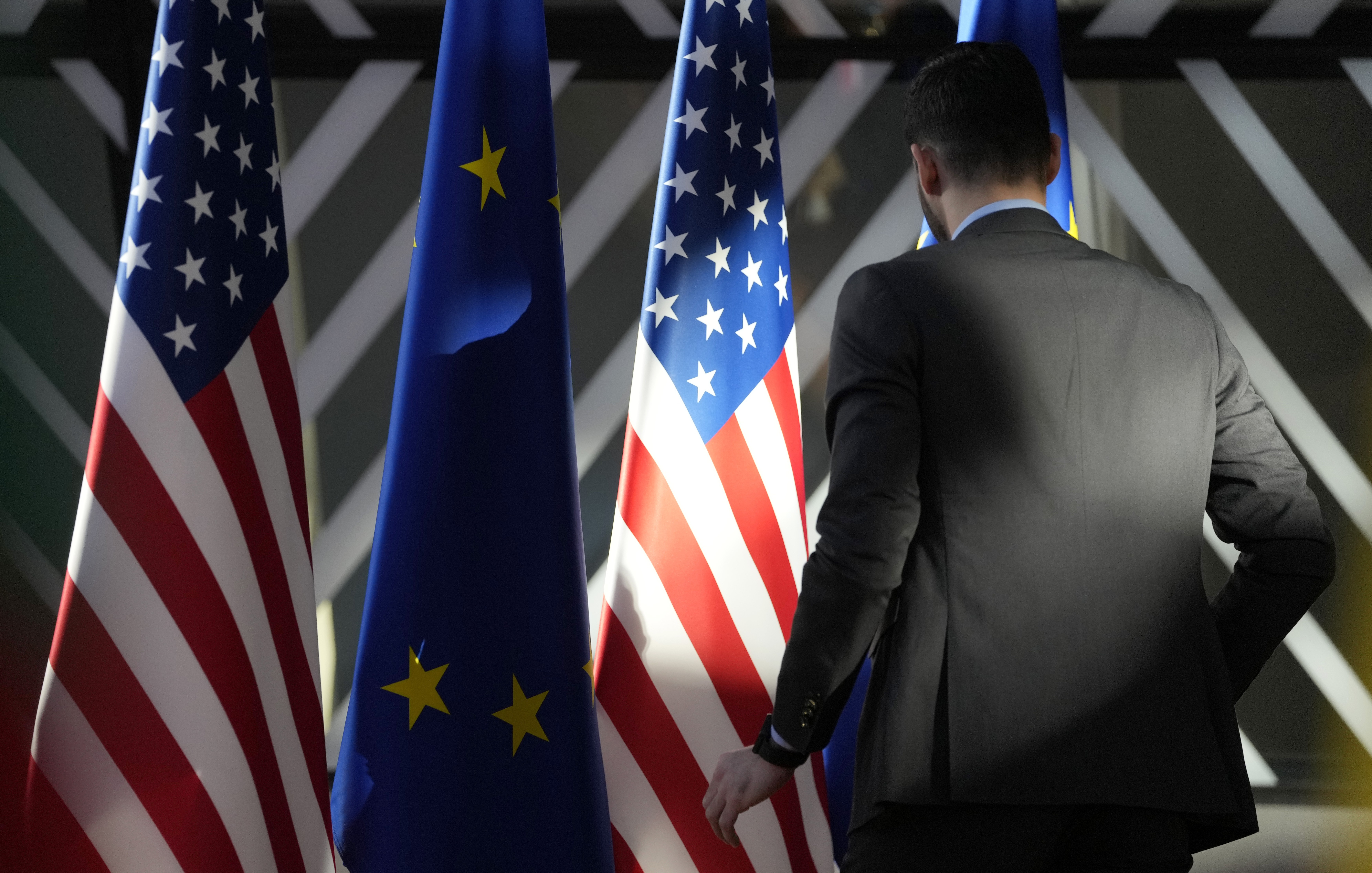 WSJ: стратегия нацбезопасности США стала ушатом холодной воды для Европы
 