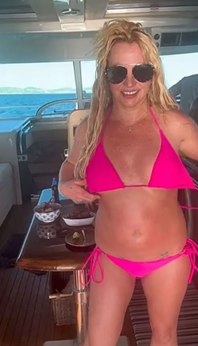 Бритни Спирс поранилась после сальто на яхте
 