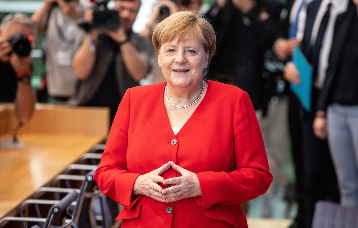 Меркель призналась, что перестала складывать руки ромбом
 