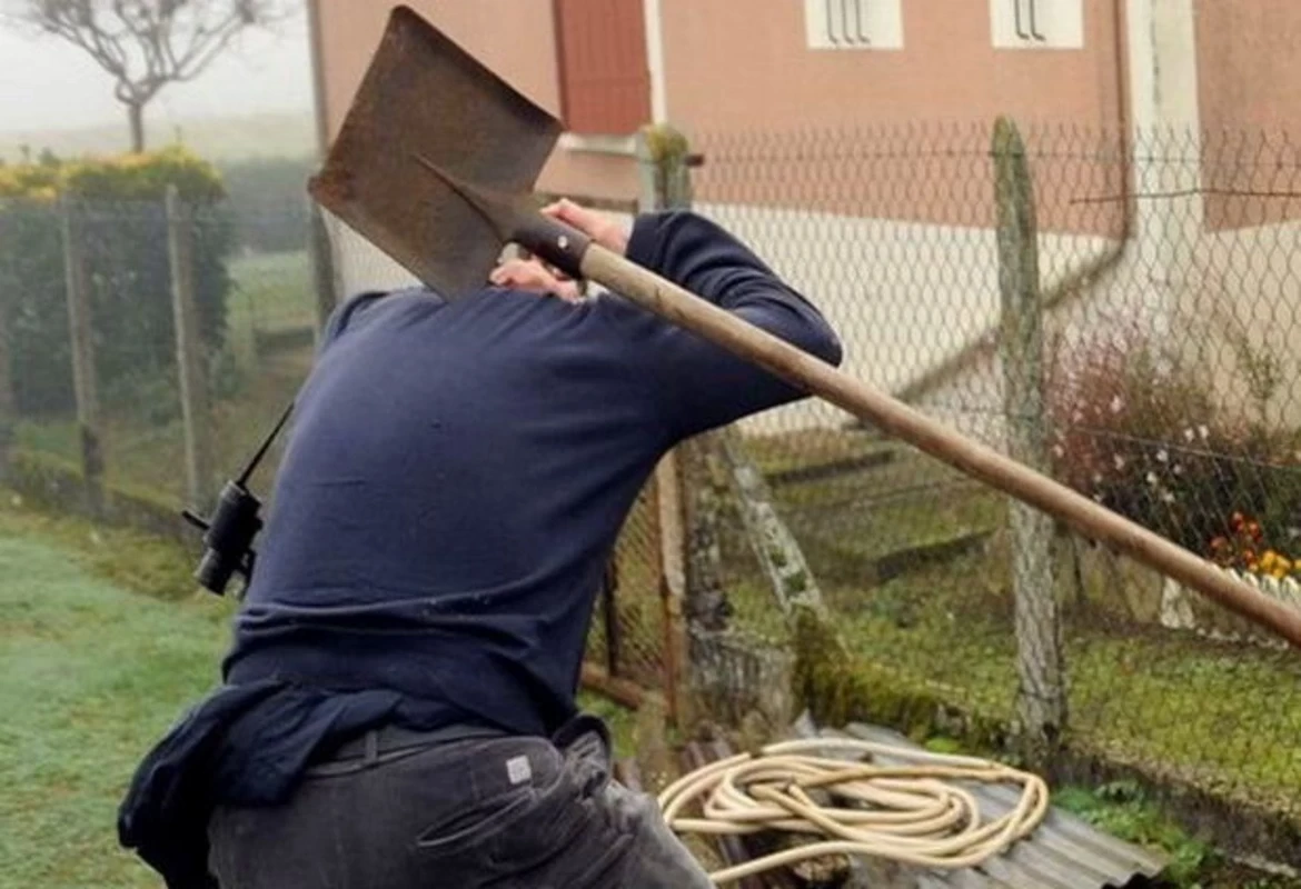 В Баку жена избила мужа лопатой
 