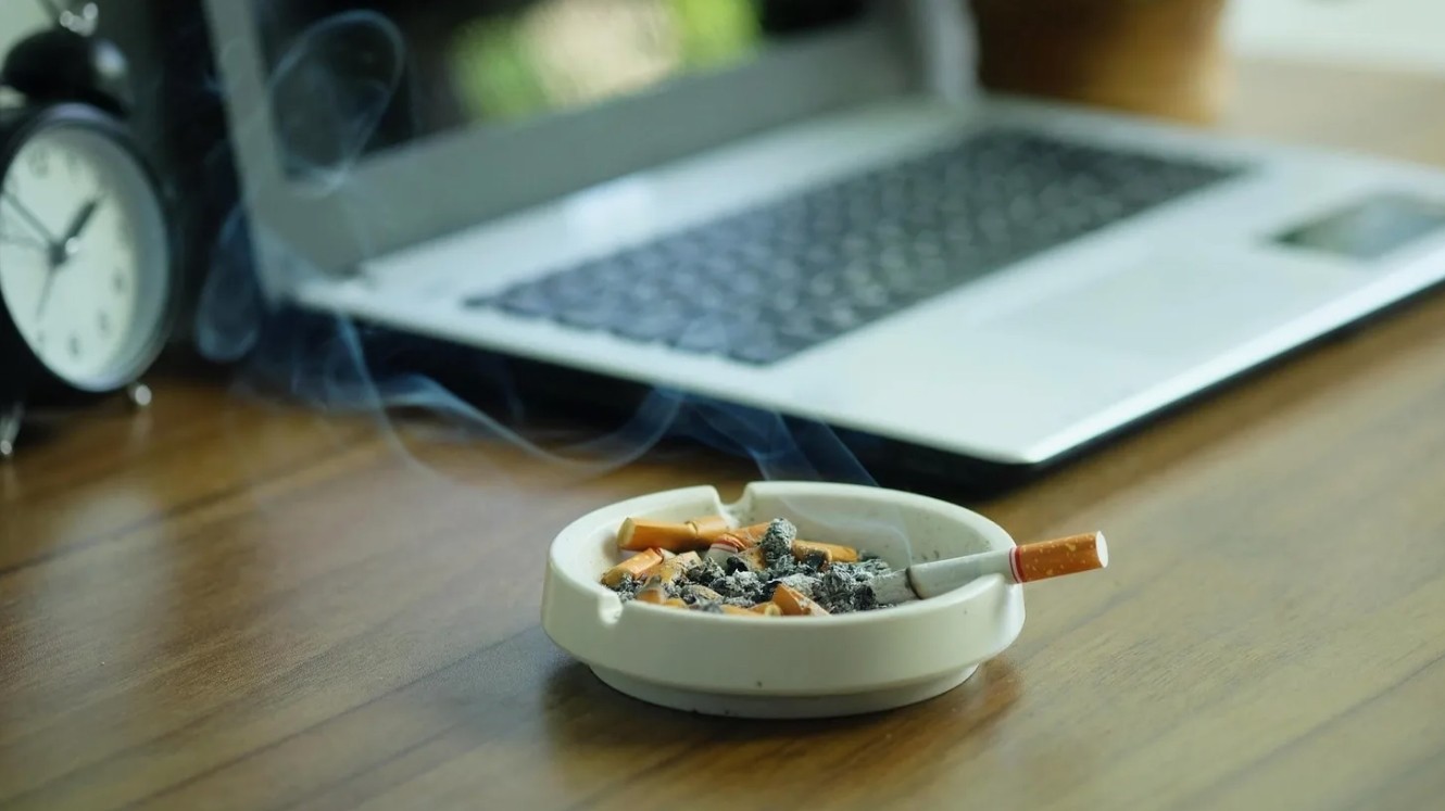 Курение за компьютером ускоряет его поломку
 