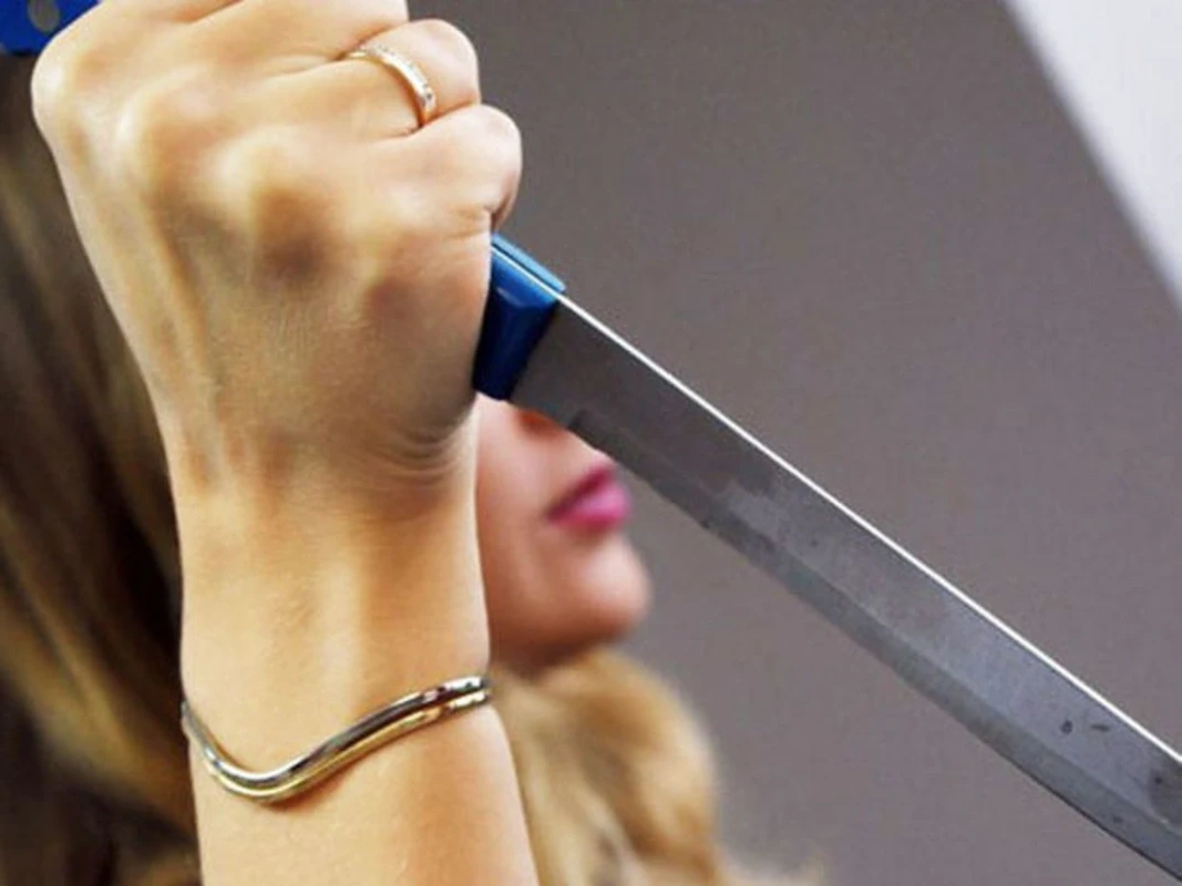 В Баку женщина напала с ножом на дочь
 