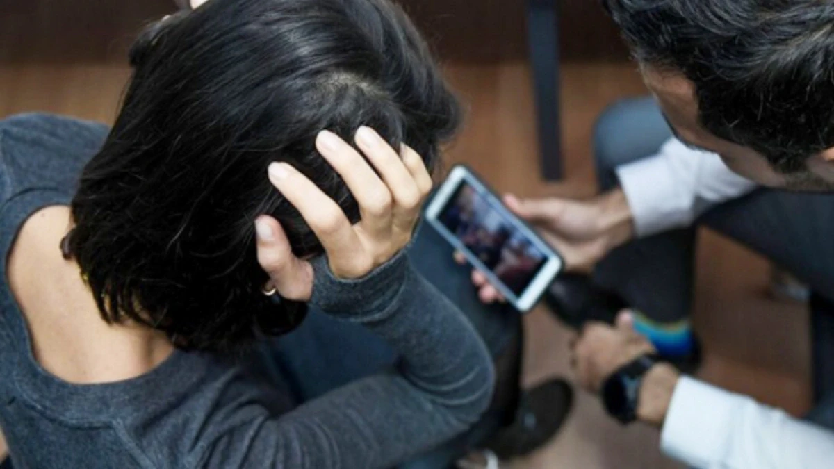 В Азербайджане ростовщица шантажировала должников через известного блогера
 