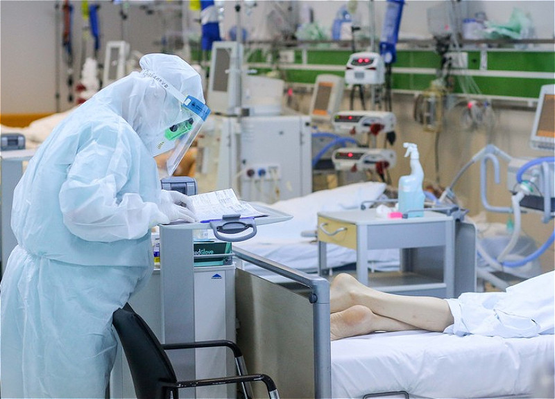 Продлен срок надбавки к зарплате медработников, задействованных в борьбе с COVID-19
 