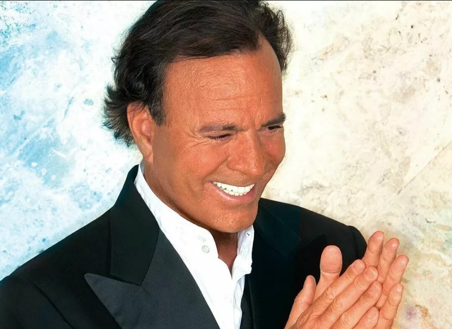 Хулио Иглесиаса обвиняют в домогательствах и сексуализированном насилии
 