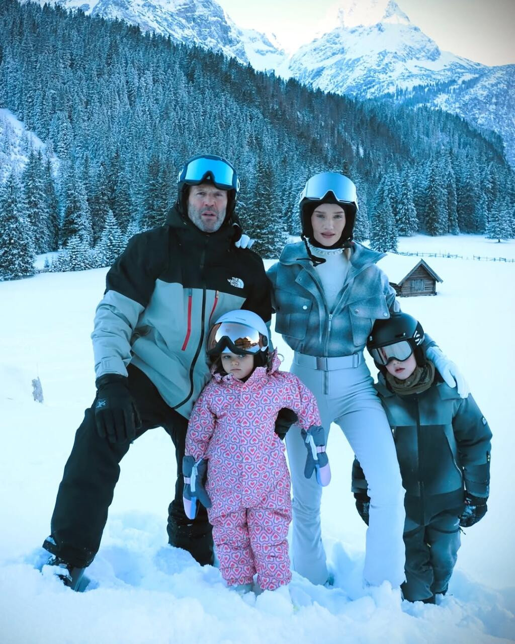 Рози Хантингтон-Уайтли поделилась редким фото с Джейсоном Стетхэмом и детьми в горах
 