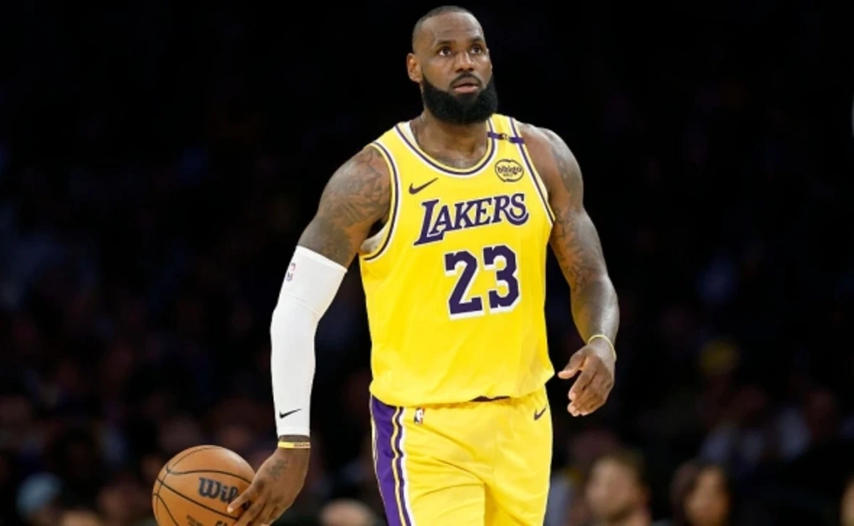 Леброн Джеймс сыграл с более чем третью всех игроков в истории НБА