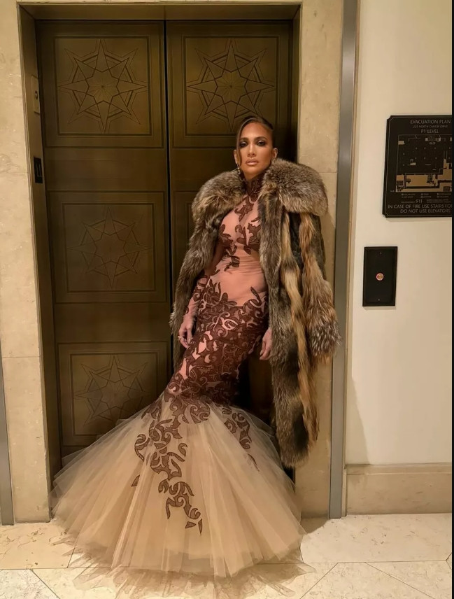 Дженнифер Лопес оказалась в центре критики за поведение на красной дорожке
 