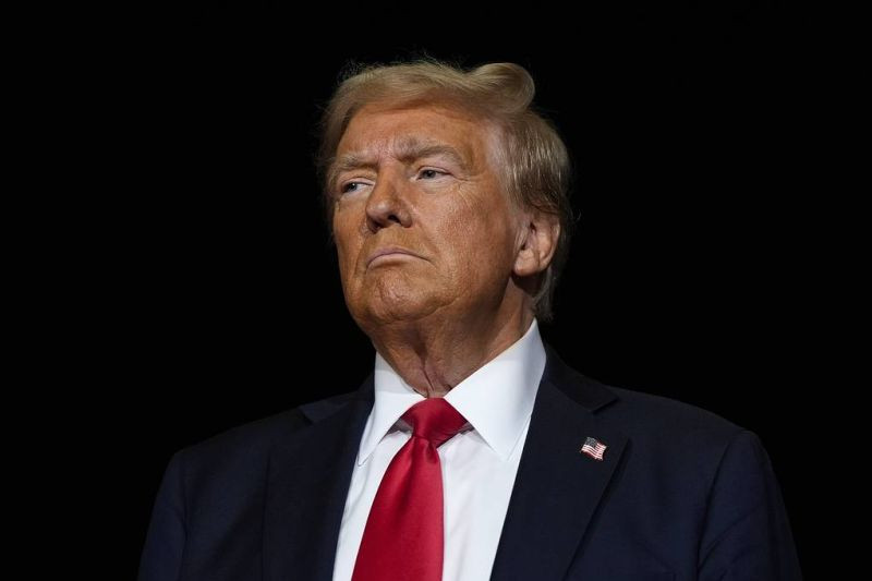 NYT: политика Трампа ослабляет лидерство США и играет на руку Китаю
 