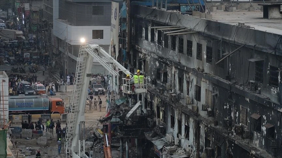 СМИ: В Пакистане число жертв в сгоревшем ТЦ достигло 73
 