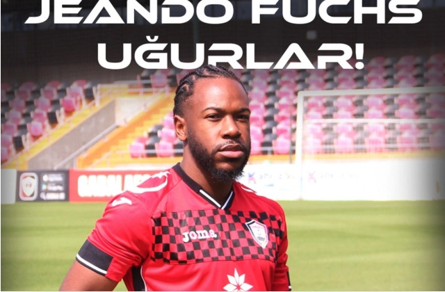 'Габала' рассталась с камерунским полузащитником Жандо Фухслом
 