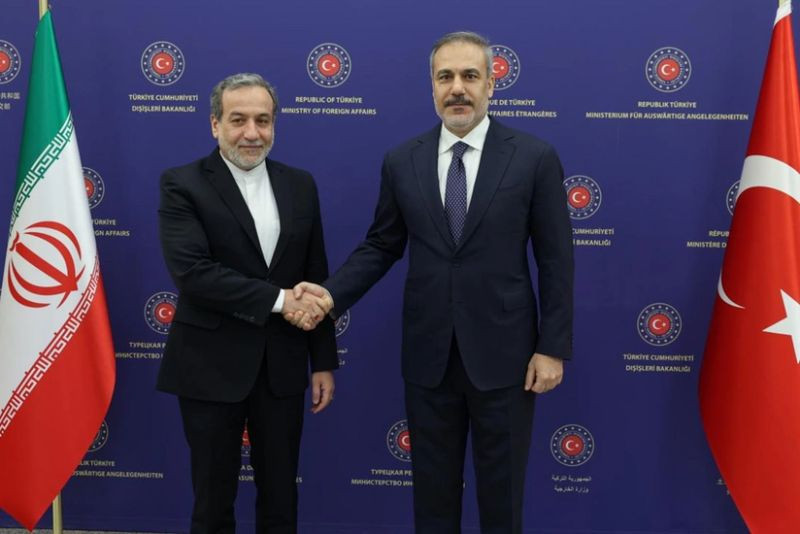 Хакан Фидан и Аббас Арагчи обсудили ситуацию в регионе
 