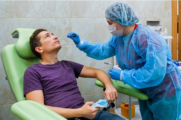 Ученые нашли способ вернуть обоняние пациентам, переболевшим COVID-19
 