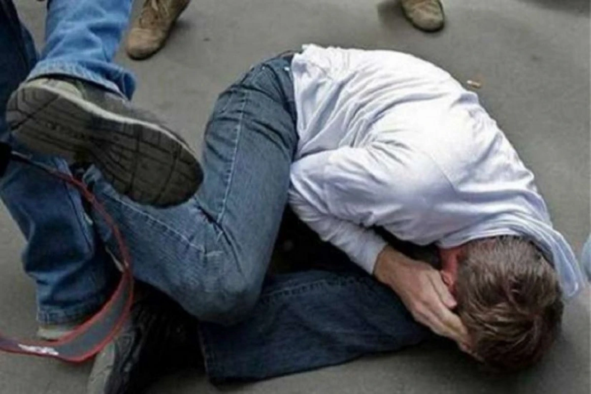 В Агсу 33-летний мужчина получил тяжелые ранения осколком стекла
 