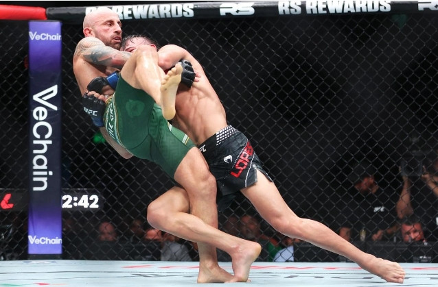 Боец UFC Лопес получил перелом обеих ног во время поединка с Волкановски
 