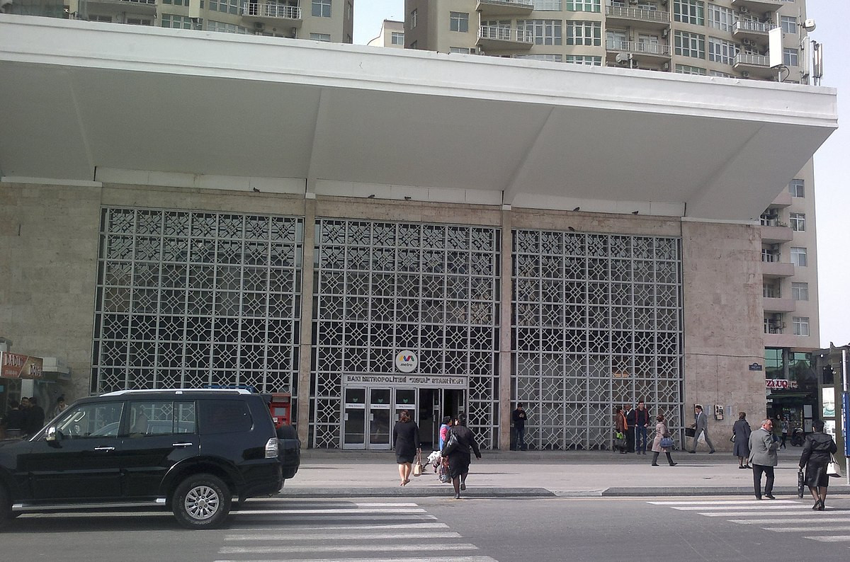 В Баку перед станцией метро ранили ножом 51-летнего мужчину
 