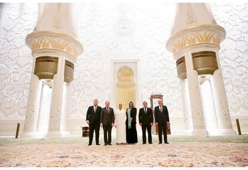 Вице-президент Фонда Гейдара Алиева Лейла Алиева посетила в Абу-Даби мечеть Шейха Заида - ФОТО
 