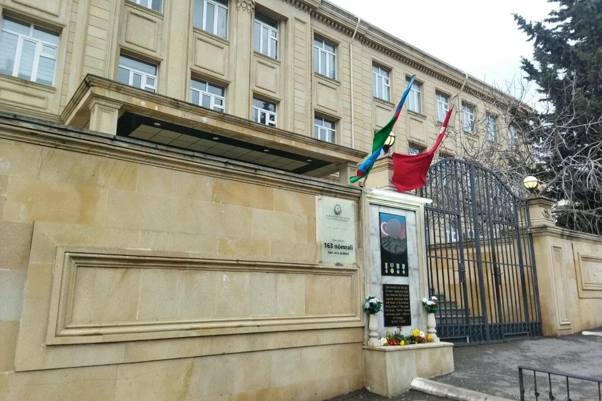 В одной из школ Баку ученик 10-го класса выпал из окна
 