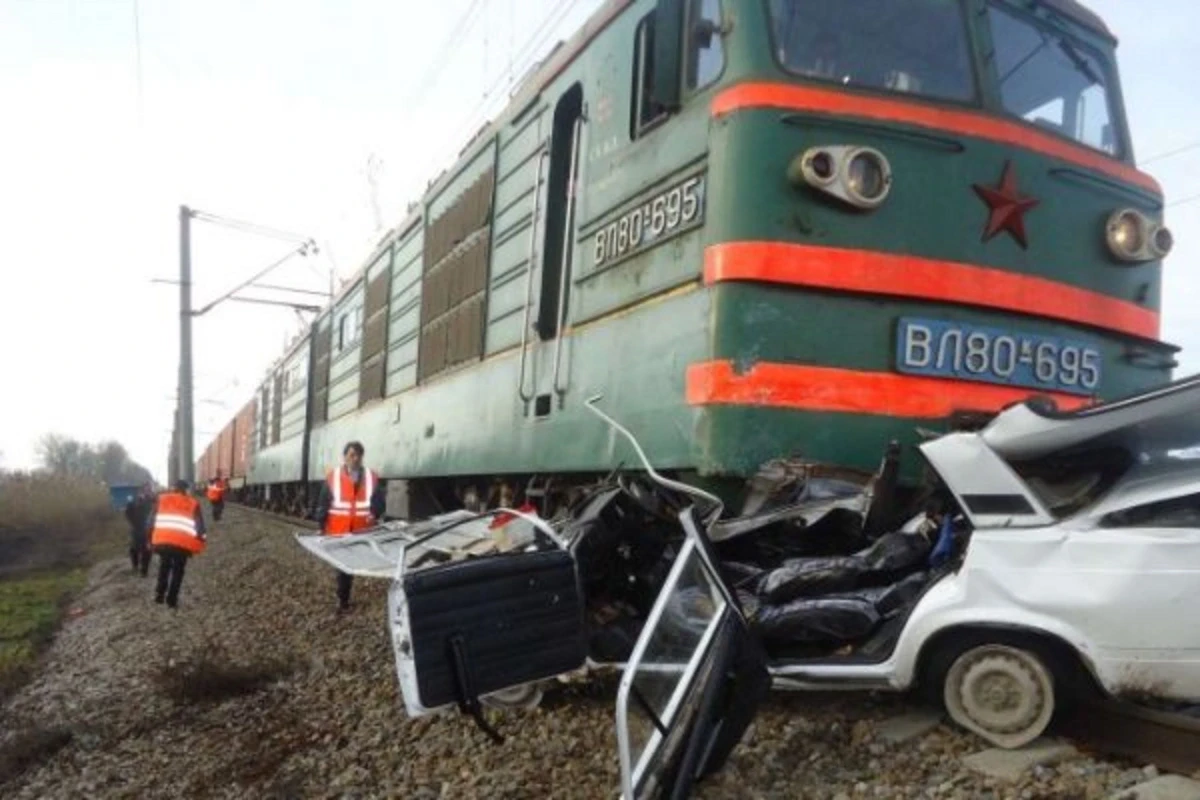 В Хачмазе поезд столкнулся с автомобилем: водитель погиб
 