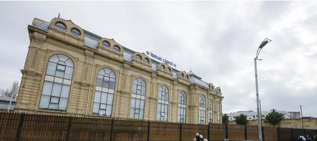 Дети каких знаменитостей учатся в лицее İdrak, где произошёл вооруженный инцидент?
 