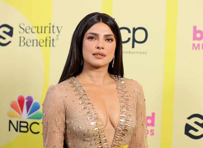 Приянка Чопра поразила фигурой в 'голом' платье без бюстгальтера
 