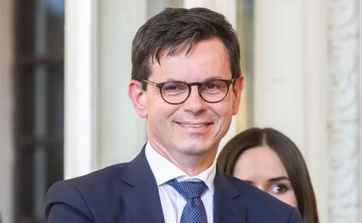 Уволенному директору Лувра нашли замену
 