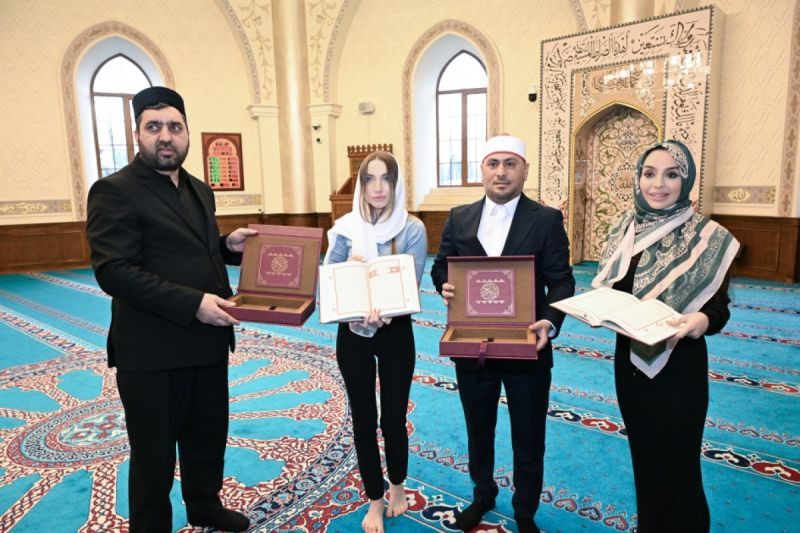 Лейла Алиева и Алена Алиева посетили Джума-мечеть
 