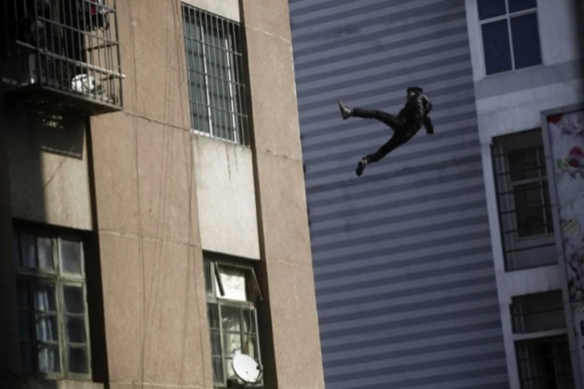 В Хырдалане молодой человек выжил после падения с 13 этажа
 