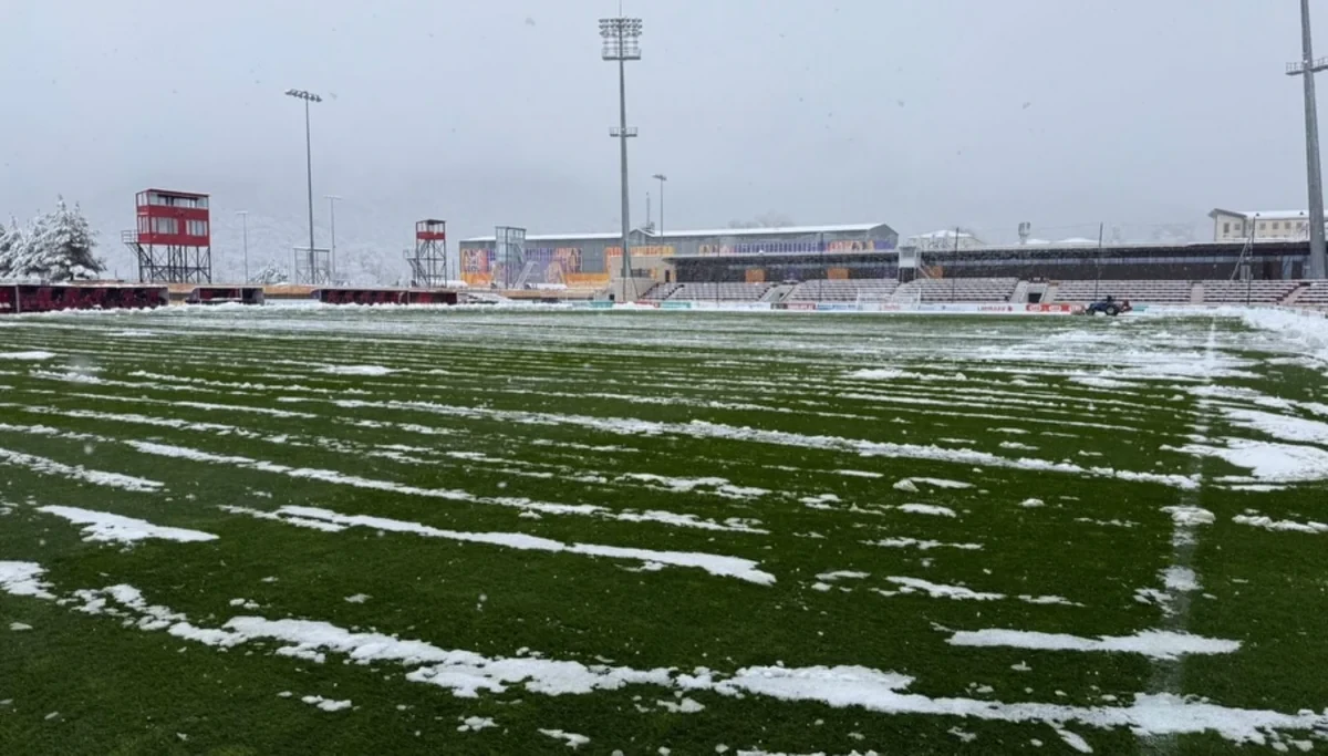 На Габалинском стадионе выпал снег: состоится ли матч?
 