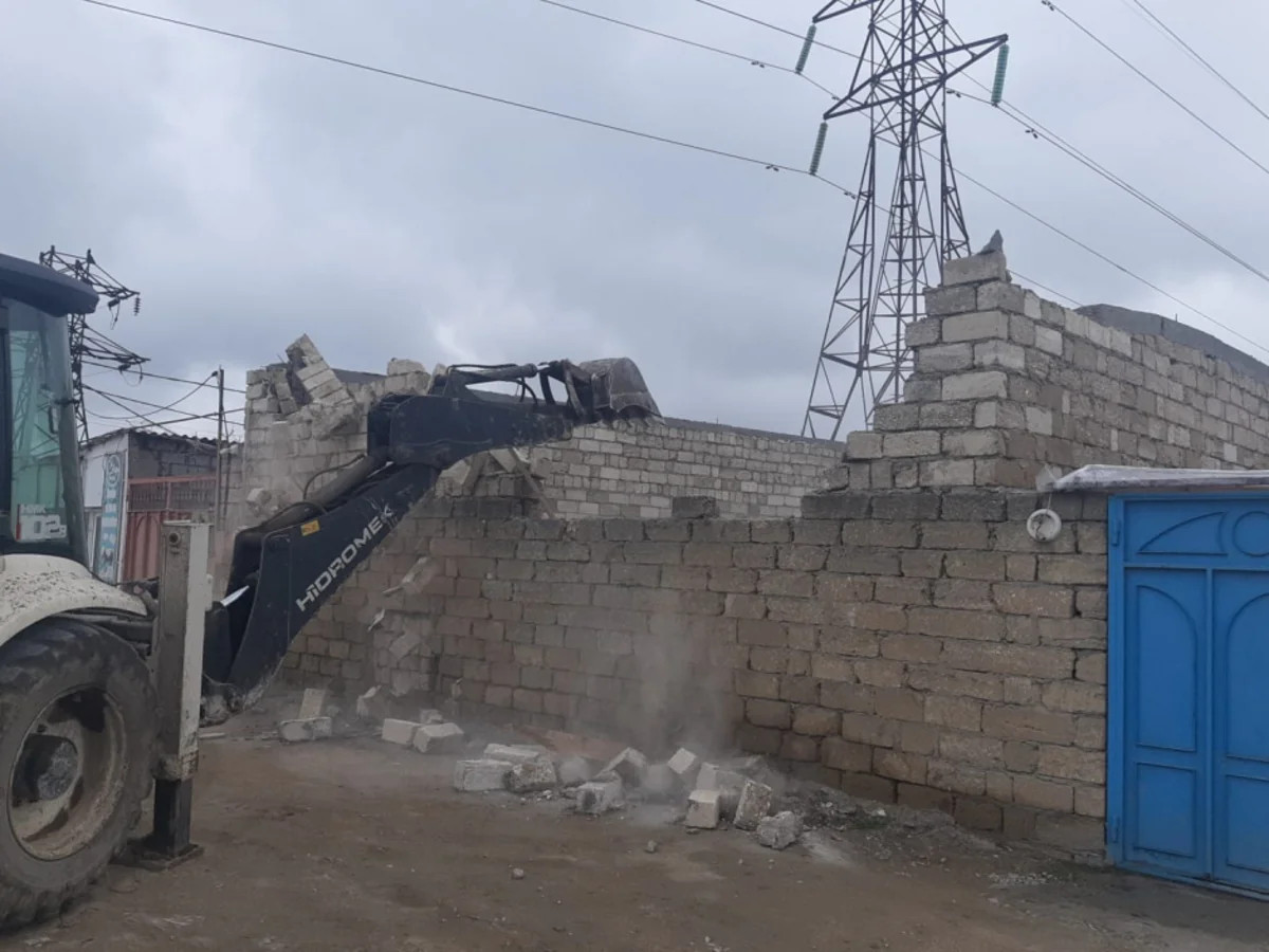 В Бузовне снесена незаконная постройка
 